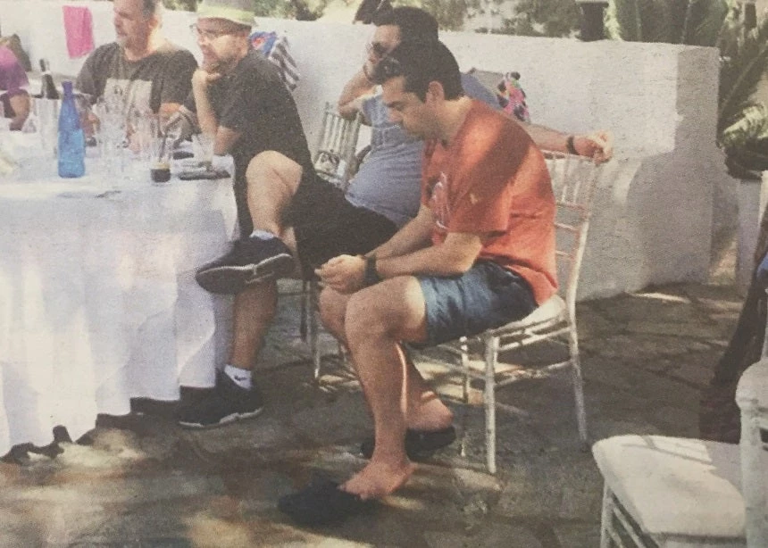 Οι εξελίξεις τρέχουν και ο Αλέξης Τσίπρας χαλαρώνει σε παιδικό πάρτυ! (εικόνα)